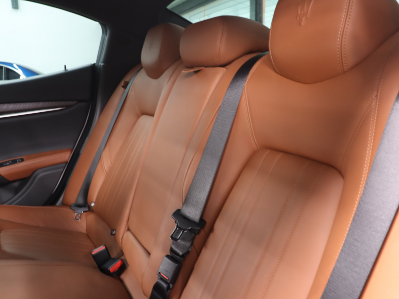 マセラティ ギブリ 3.0 ｱｼｽﾀﾝｽP　中期ﾓﾃﾞﾙ ACC BSM ｱｸﾃｨﾌﾞﾌﾞﾚｰｷ 茶革 8.4ｲﾝﾁMTC+ ﾅﾋﾞ ﾌﾙｾｸﾞ Carplay 360ｶﾒﾗ 19ｲﾝﾁﾌﾟﾛﾃｵAW ﾗﾃﾞｨｶｳｯﾄﾞｲﾝﾃﾘｱ HID　2年保証付