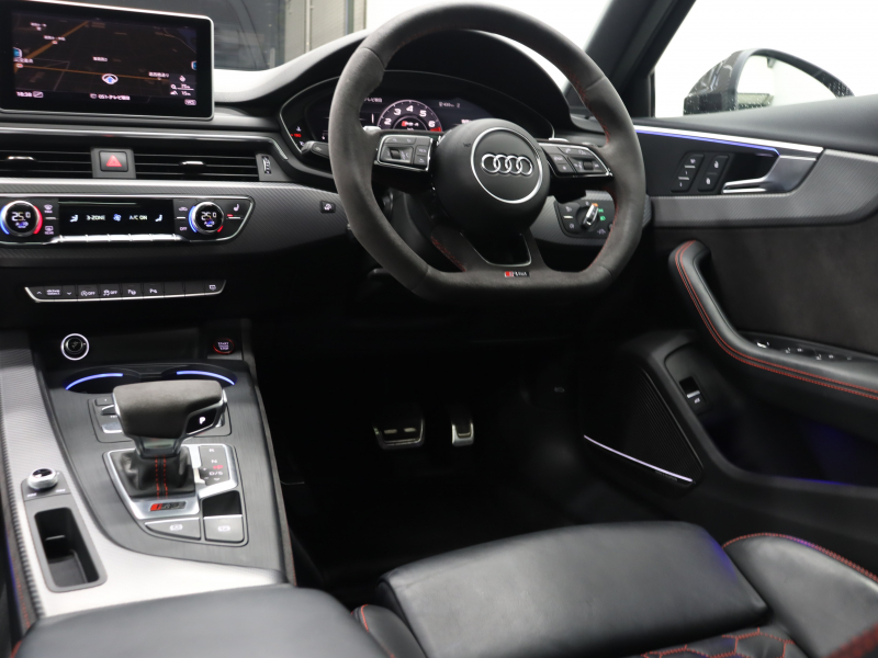 アウディ RS4 ﾍﾞｰｽｸﾞﾚｰﾄﾞ RSﾃﾞｻﾞｲﾝPKG ｶｰﾎﾞﾝｽﾀｲﾘﾝｸﾞPKG 　ADVｷｰ 黒革 ﾊﾟﾉﾗﾏSR ﾋｰﾀｰ RSｽﾎﾟｰﾂｴｷｿﾞｰｽﾄ 360ｶﾒﾗ ﾏﾄﾘｸｽLEDﾗｲﾄ MMIﾅﾋﾞTV Bang&Olufsen Bluetooth ﾊﾞｰﾁｬﾙｺｸﾋﾟｯﾄ 純正20AW　2年保証