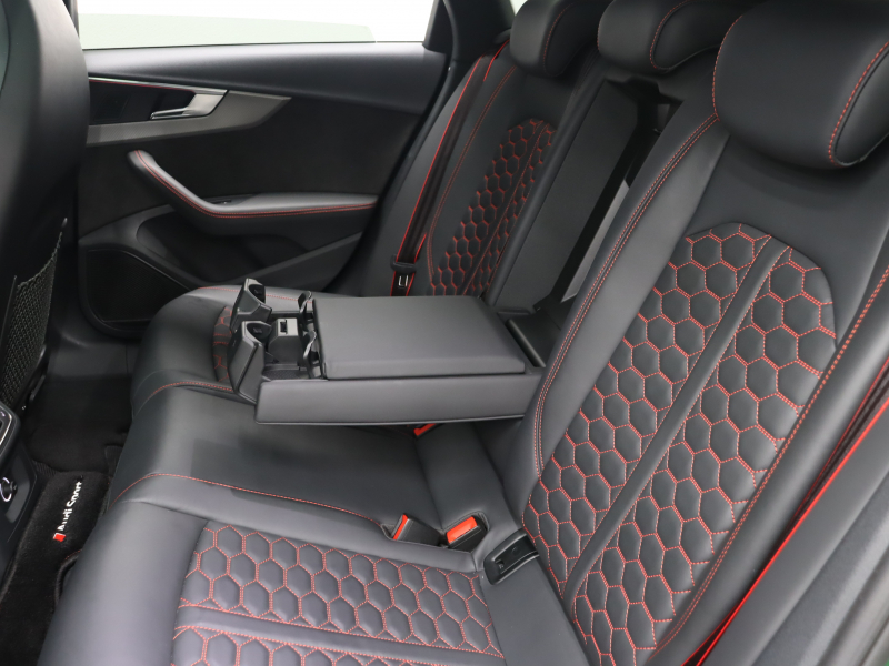 アウディ RS4 ﾍﾞｰｽｸﾞﾚｰﾄﾞ RSﾃﾞｻﾞｲﾝPKG ｶｰﾎﾞﾝｽﾀｲﾘﾝｸﾞPKG 　ADVｷｰ 黒革 ﾊﾟﾉﾗﾏSR ﾋｰﾀｰ RSｽﾎﾟｰﾂｴｷｿﾞｰｽﾄ 360ｶﾒﾗ ﾏﾄﾘｸｽLEDﾗｲﾄ MMIﾅﾋﾞTV Bang&Olufsen Bluetooth ﾊﾞｰﾁｬﾙｺｸﾋﾟｯﾄ 純正20AW　2年保証