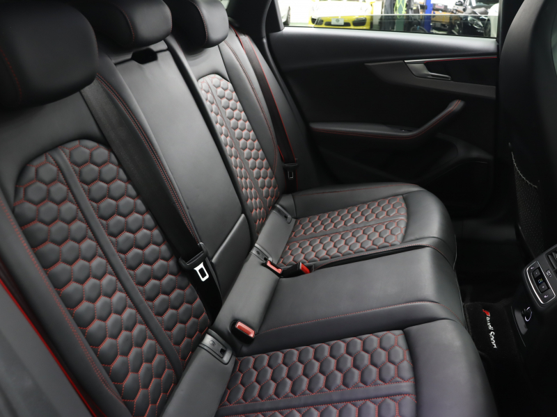 アウディ RS4 ﾍﾞｰｽｸﾞﾚｰﾄﾞ RSﾃﾞｻﾞｲﾝPKG ｶｰﾎﾞﾝｽﾀｲﾘﾝｸﾞPKG 　ADVｷｰ 黒革 ﾊﾟﾉﾗﾏSR ﾋｰﾀｰ RSｽﾎﾟｰﾂｴｷｿﾞｰｽﾄ 360ｶﾒﾗ ﾏﾄﾘｸｽLEDﾗｲﾄ MMIﾅﾋﾞTV Bang&Olufsen Bluetooth ﾊﾞｰﾁｬﾙｺｸﾋﾟｯﾄ 純正20AW　2年保証