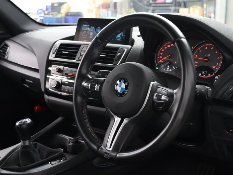 BMW Mシリーズ M2 ﾍﾞｰｽｸﾞﾚｰﾄﾞ 6速MT　ｺﾝﾌｫｰﾄA ｲﾝﾃﾘｼﾞｪﾝﾄS 黒革 純正Idriveﾅﾋﾞ harman/kardon Bｶﾒﾗ LEDﾍｯﾄﾞﾗｲﾄ ｶｰﾎﾞﾝｲﾝﾃﾘｱ ﾃﾞｭｱﾙｴｷｿﾞｰｽﾄﾃｰﾙﾊﾟｲﾌﾟ Mｽﾎﾟｰﾂｽﾃｱﾘﾝｸﾞ Mﾌﾞﾚｰｷｷｬﾘﾊﾟｰ Mｴｱﾛ&19ｲﾝﾁAW　2年保証付