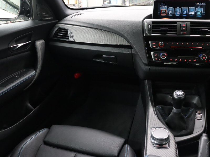 BMW Mシリーズ M2 ﾍﾞｰｽｸﾞﾚｰﾄﾞ 6速MT　ｺﾝﾌｫｰﾄA ｲﾝﾃﾘｼﾞｪﾝﾄS 黒革 純正Idriveﾅﾋﾞ harman/kardon Bｶﾒﾗ LEDﾍｯﾄﾞﾗｲﾄ ｶｰﾎﾞﾝｲﾝﾃﾘｱ ﾃﾞｭｱﾙｴｷｿﾞｰｽﾄﾃｰﾙﾊﾟｲﾌﾟ Mｽﾎﾟｰﾂｽﾃｱﾘﾝｸﾞ Mﾌﾞﾚｰｷｷｬﾘﾊﾟｰ Mｴｱﾛ&19ｲﾝﾁAW　2年保証付