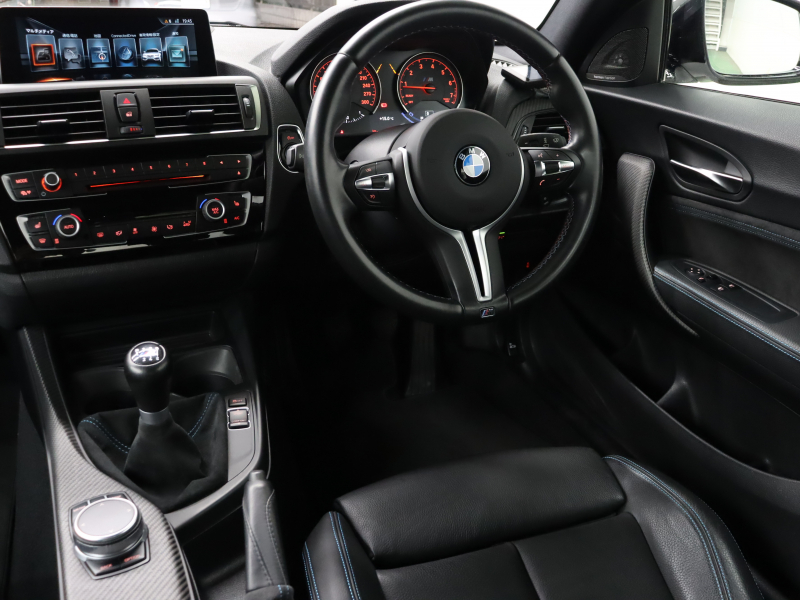 BMW Mシリーズ M2 ﾍﾞｰｽｸﾞﾚｰﾄﾞ 6速MT　ｺﾝﾌｫｰﾄA ｲﾝﾃﾘｼﾞｪﾝﾄS 黒革 純正Idriveﾅﾋﾞ harman/kardon Bｶﾒﾗ LEDﾍｯﾄﾞﾗｲﾄ ｶｰﾎﾞﾝｲﾝﾃﾘｱ ﾃﾞｭｱﾙｴｷｿﾞｰｽﾄﾃｰﾙﾊﾟｲﾌﾟ Mｽﾎﾟｰﾂｽﾃｱﾘﾝｸﾞ Mﾌﾞﾚｰｷｷｬﾘﾊﾟｰ Mｴｱﾛ&19ｲﾝﾁAW　2年保証付