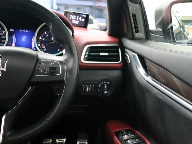 マセラティ ギブリ ﾍﾞｰｽｸﾞﾚｰﾄﾞ　赤革 ｻﾝﾙｰﾌ 純正SDﾅﾋﾞ ｸﾙｰｽﾞｺﾝﾄﾛｰﾙ Bｶﾒﾗ Bluetooth ｷｾﾉﾝﾍｯﾄﾞﾗｲﾄ ﾌﾞﾗｲﾝﾄﾞｽﾎﾟｯﾄ 自動Rｹﾞｰﾄ ｽﾎﾟｰﾂﾓｰﾄﾞ ﾚｯﾄﾞｷｬﾘﾊﾟｰ 純正20ｲﾝﾁAW(ｳﾗｰﾉ)　2年保証付