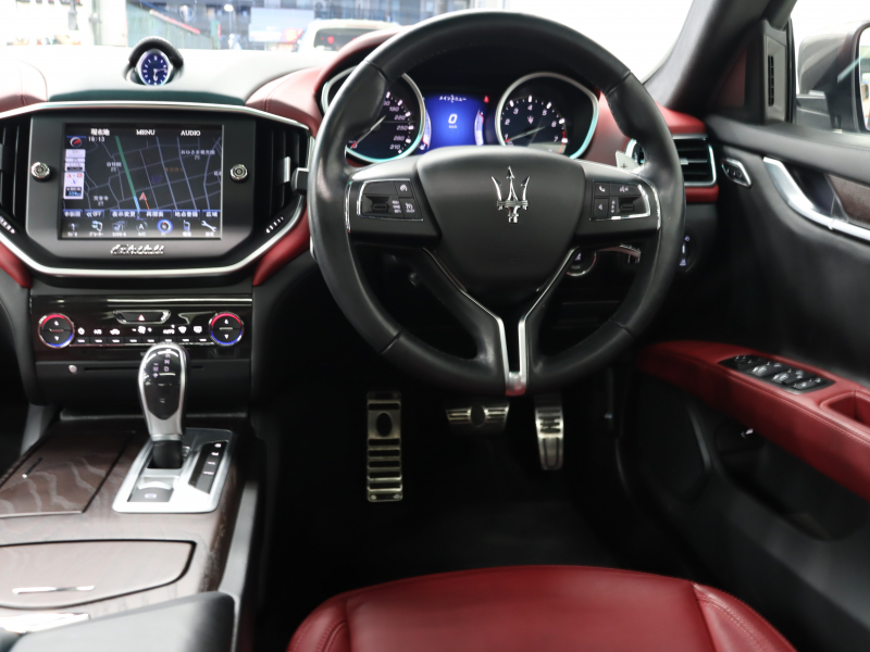 マセラティ ギブリ ﾍﾞｰｽｸﾞﾚｰﾄﾞ　赤革 ｻﾝﾙｰﾌ 純正SDﾅﾋﾞ ｸﾙｰｽﾞｺﾝﾄﾛｰﾙ Bｶﾒﾗ Bluetooth ｷｾﾉﾝﾍｯﾄﾞﾗｲﾄ ﾌﾞﾗｲﾝﾄﾞｽﾎﾟｯﾄ 自動Rｹﾞｰﾄ ｽﾎﾟｰﾂﾓｰﾄﾞ ﾚｯﾄﾞｷｬﾘﾊﾟｰ 純正20ｲﾝﾁAW(ｳﾗｰﾉ)　2年保証付