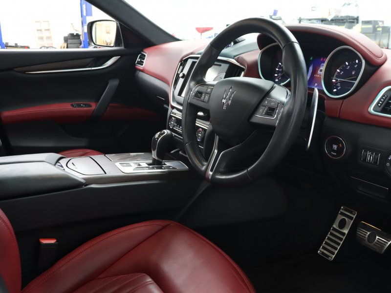 マセラティ ギブリ ﾍﾞｰｽｸﾞﾚｰﾄﾞ　赤革 ｻﾝﾙｰﾌ 純正SDﾅﾋﾞ ｸﾙｰｽﾞｺﾝﾄﾛｰﾙ Bｶﾒﾗ Bluetooth ｷｾﾉﾝﾍｯﾄﾞﾗｲﾄ ﾌﾞﾗｲﾝﾄﾞｽﾎﾟｯﾄ 自動Rｹﾞｰﾄ ｽﾎﾟｰﾂﾓｰﾄﾞ ﾚｯﾄﾞｷｬﾘﾊﾟｰ 純正20ｲﾝﾁAW(ｳﾗｰﾉ)　2年保証付