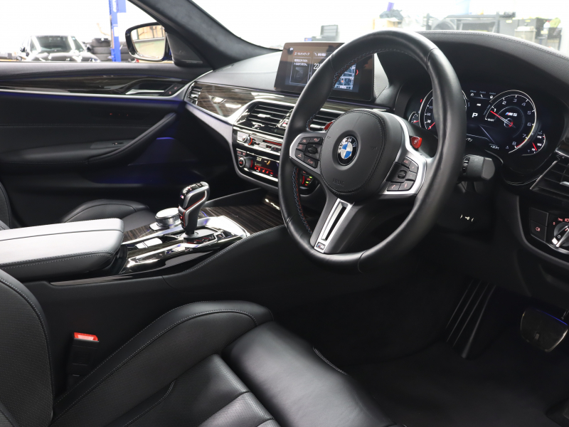 BMW Mシリーズ M5　ｲﾝﾃﾘｼﾞｪﾝﾄｾｰﾌﾃｨ 黒革 ﾍﾞﾝﾁﾚｰﾀｰ ｶｰﾎﾞﾝﾙｰﾌ Idriveﾅﾋﾞ TV 360ｶﾒﾗ harman/kardon ﾜｲﾔﾚｽﾁｬｰｼﾞﾝｸﾞ HUD Mｽﾎﾟｰﾂｽﾃｱﾘﾝｸﾞ Mｴｷｿﾞｰｽﾄｼｽﾃﾑ Mﾏﾙﾁﾌｧﾝｸｼｮﾝｼｰﾄ Mｴｱﾛ&20ｲﾝﾁﾀﾞﾌﾞﾙｽﾎﾟｰｸAW(ｽﾀｲﾘﾝｸﾞ706M)　2年保証