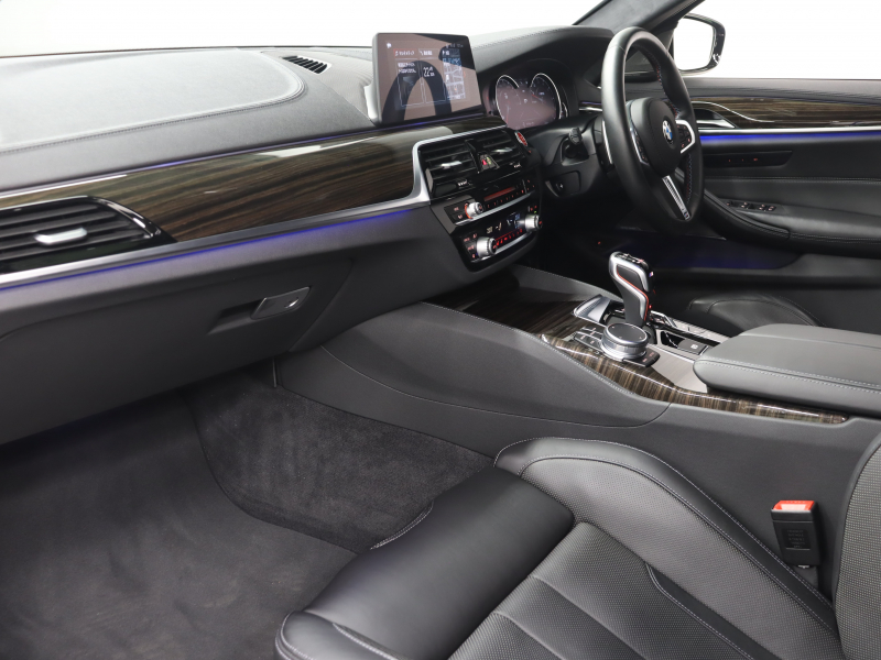 BMW Mシリーズ M5　ｲﾝﾃﾘｼﾞｪﾝﾄｾｰﾌﾃｨ 黒革 ﾍﾞﾝﾁﾚｰﾀｰ ｶｰﾎﾞﾝﾙｰﾌ Idriveﾅﾋﾞ TV 360ｶﾒﾗ harman/kardon ﾜｲﾔﾚｽﾁｬｰｼﾞﾝｸﾞ HUD Mｽﾎﾟｰﾂｽﾃｱﾘﾝｸﾞ Mｴｷｿﾞｰｽﾄｼｽﾃﾑ Mﾏﾙﾁﾌｧﾝｸｼｮﾝｼｰﾄ Mｴｱﾛ&20ｲﾝﾁﾀﾞﾌﾞﾙｽﾎﾟｰｸAW(ｽﾀｲﾘﾝｸﾞ706M)　2年保証