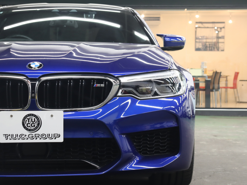 BMW Mシリーズ M5　ｲﾝﾃﾘｼﾞｪﾝﾄｾｰﾌﾃｨ 黒革 ﾍﾞﾝﾁﾚｰﾀｰ ｶｰﾎﾞﾝﾙｰﾌ Idriveﾅﾋﾞ TV 360ｶﾒﾗ harman/kardon ﾜｲﾔﾚｽﾁｬｰｼﾞﾝｸﾞ HUD Mｽﾎﾟｰﾂｽﾃｱﾘﾝｸﾞ Mｴｷｿﾞｰｽﾄｼｽﾃﾑ Mﾏﾙﾁﾌｧﾝｸｼｮﾝｼｰﾄ Mｴｱﾛ&20ｲﾝﾁﾀﾞﾌﾞﾙｽﾎﾟｰｸAW(ｽﾀｲﾘﾝｸﾞ706M)　2年保証