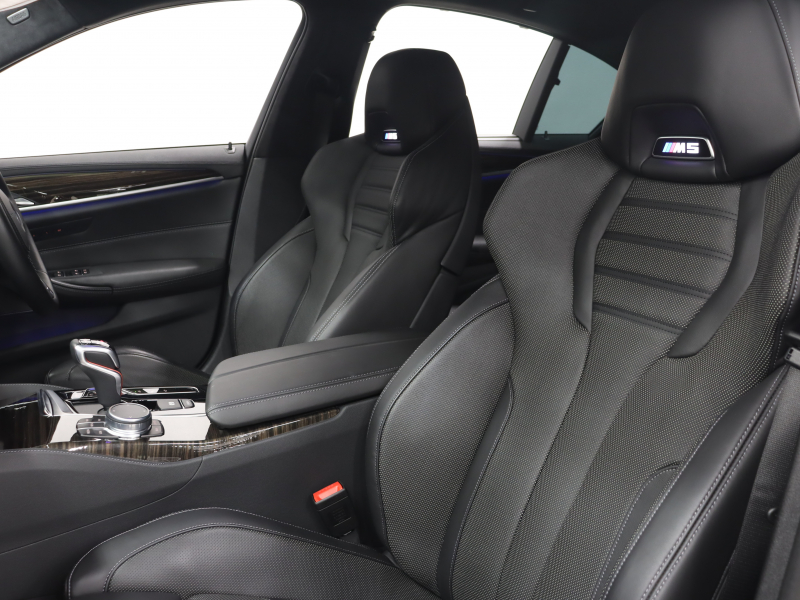BMW Mシリーズ M5　ｲﾝﾃﾘｼﾞｪﾝﾄｾｰﾌﾃｨ 黒革 ﾍﾞﾝﾁﾚｰﾀｰ ｶｰﾎﾞﾝﾙｰﾌ Idriveﾅﾋﾞ TV 360ｶﾒﾗ harman/kardon ﾜｲﾔﾚｽﾁｬｰｼﾞﾝｸﾞ HUD Mｽﾎﾟｰﾂｽﾃｱﾘﾝｸﾞ Mｴｷｿﾞｰｽﾄｼｽﾃﾑ Mﾏﾙﾁﾌｧﾝｸｼｮﾝｼｰﾄ Mｴｱﾛ&20ｲﾝﾁﾀﾞﾌﾞﾙｽﾎﾟｰｸAW(ｽﾀｲﾘﾝｸﾞ706M)　2年保証