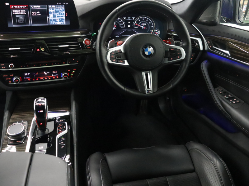 BMW Mシリーズ M5　ｲﾝﾃﾘｼﾞｪﾝﾄｾｰﾌﾃｨ 黒革 ﾍﾞﾝﾁﾚｰﾀｰ ｶｰﾎﾞﾝﾙｰﾌ Idriveﾅﾋﾞ TV 360ｶﾒﾗ harman/kardon ﾜｲﾔﾚｽﾁｬｰｼﾞﾝｸﾞ HUD Mｽﾎﾟｰﾂｽﾃｱﾘﾝｸﾞ Mｴｷｿﾞｰｽﾄｼｽﾃﾑ Mﾏﾙﾁﾌｧﾝｸｼｮﾝｼｰﾄ Mｴｱﾛ&20ｲﾝﾁﾀﾞﾌﾞﾙｽﾎﾟｰｸAW(ｽﾀｲﾘﾝｸﾞ706M)　2年保証
