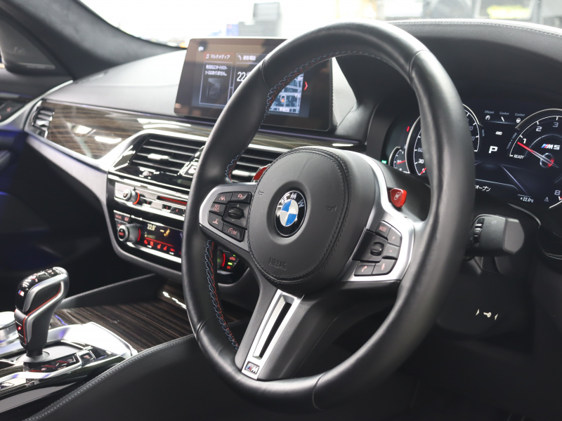 BMW Mシリーズ M5　ｲﾝﾃﾘｼﾞｪﾝﾄｾｰﾌﾃｨ 黒革 ﾍﾞﾝﾁﾚｰﾀｰ ｶｰﾎﾞﾝﾙｰﾌ Idriveﾅﾋﾞ TV 360ｶﾒﾗ harman/kardon ﾜｲﾔﾚｽﾁｬｰｼﾞﾝｸﾞ HUD Mｽﾎﾟｰﾂｽﾃｱﾘﾝｸﾞ Mｴｷｿﾞｰｽﾄｼｽﾃﾑ Mﾏﾙﾁﾌｧﾝｸｼｮﾝｼｰﾄ Mｴｱﾛ&20ｲﾝﾁﾀﾞﾌﾞﾙｽﾎﾟｰｸAW(ｽﾀｲﾘﾝｸﾞ706M)　2年保証