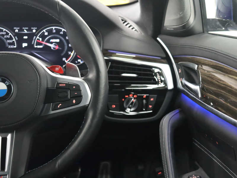 BMW Mシリーズ M5　ｲﾝﾃﾘｼﾞｪﾝﾄｾｰﾌﾃｨ 黒革 ﾍﾞﾝﾁﾚｰﾀｰ ｶｰﾎﾞﾝﾙｰﾌ Idriveﾅﾋﾞ TV 360ｶﾒﾗ harman/kardon ﾜｲﾔﾚｽﾁｬｰｼﾞﾝｸﾞ HUD Mｽﾎﾟｰﾂｽﾃｱﾘﾝｸﾞ Mｴｷｿﾞｰｽﾄｼｽﾃﾑ Mﾏﾙﾁﾌｧﾝｸｼｮﾝｼｰﾄ Mｴｱﾛ&20ｲﾝﾁﾀﾞﾌﾞﾙｽﾎﾟｰｸAW(ｽﾀｲﾘﾝｸﾞ706M)　2年保証