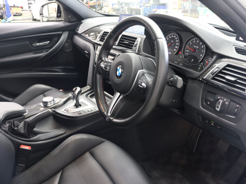 BMW Mシリーズ M3 ｾﾀﾞﾝ MDCT　1ｵｰﾅｰ 後期LCI ｺﾝﾌｫｰﾄA ｲﾝﾃﾘｼﾞｪﾝﾄS 黒革 ﾅﾋﾞTV harman/kardon Bｶﾒﾗ ﾍｯﾄﾞｱｯﾌﾟD LEDﾍｯﾄﾞﾗｲﾄ ｶｰﾎﾞﾝｲﾝﾃﾘｱ Mｻｽﾍﾟﾝｼｮﾝ Mﾌﾞﾙｰｷｬﾘﾊﾟｰ Mｽﾎﾟｰﾂﾚｻﾞｰｽﾃｱﾘﾝｸﾞ Mｴｱﾛ&19AW(ｽﾀｲﾘﾝｸﾞ437M)　2年保証付