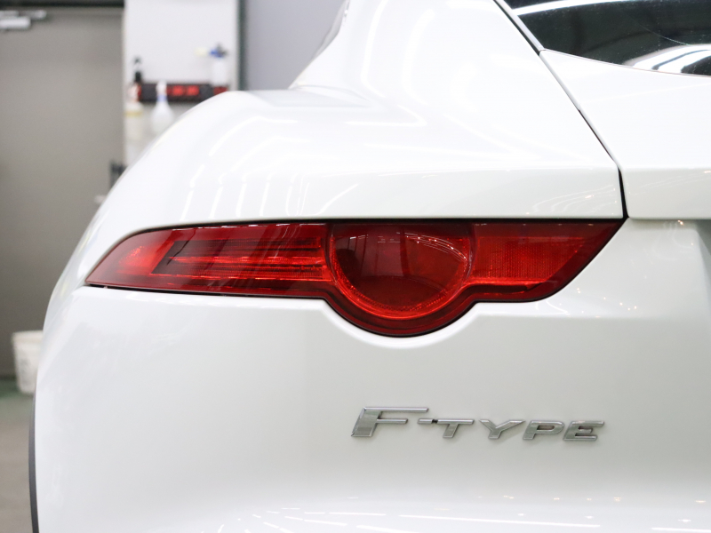 ジャガー Fタイプ Rｸｰﾍﾟ AWD ｴｸｽﾃﾘｱｽﾎﾟｰﾂﾃﾞｻﾞｲﾝﾊﾟｯｸ&ﾌﾞﾗｯｸﾊﾟｯｸ　赤/黒革 ｶﾞﾗｽﾙｰﾌ 純正ﾅﾋﾞ MERIDIANｻﾗｳﾝﾄﾞ F/Bｶﾒﾗ ｶｰﾎﾞﾝｲﾝﾃｱﾘﾄﾘﾑ ｴｸﾞｿﾞｰｽﾄｼｽﾃﾑ ｶｰﾎﾞﾝｾﾗﾐｯｸﾌﾞﾚｰｷ  ｲｴﾛｰｷｬﾘﾊﾟｰ 純正20ｲﾝﾁｽﾄｰﾝAW　2年保証付