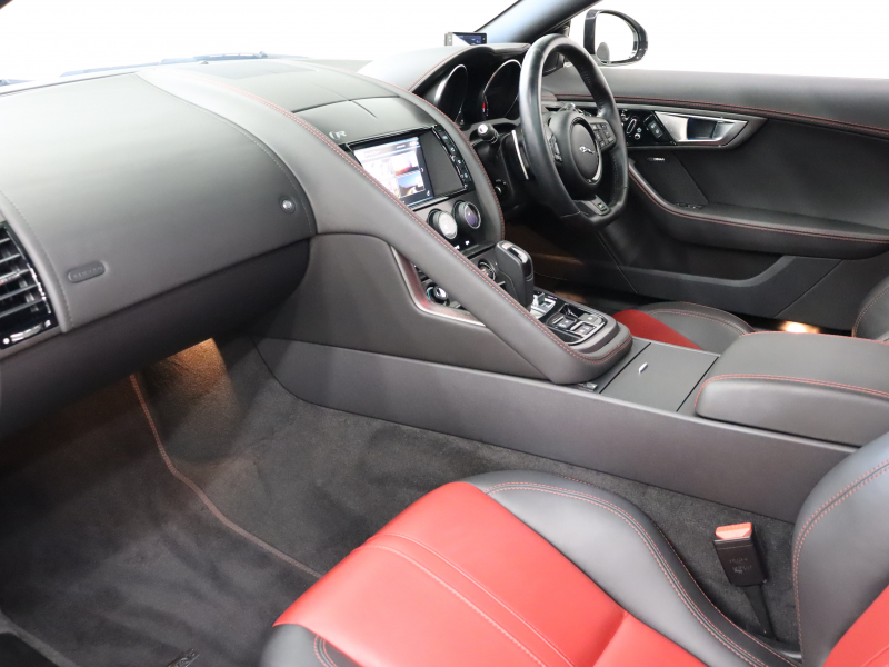 ジャガー Fタイプ Rｸｰﾍﾟ AWD ｴｸｽﾃﾘｱｽﾎﾟｰﾂﾃﾞｻﾞｲﾝﾊﾟｯｸ&ﾌﾞﾗｯｸﾊﾟｯｸ　赤/黒革 ｶﾞﾗｽﾙｰﾌ 純正ﾅﾋﾞ MERIDIANｻﾗｳﾝﾄﾞ F/Bｶﾒﾗ ｶｰﾎﾞﾝｲﾝﾃｱﾘﾄﾘﾑ ｴｸﾞｿﾞｰｽﾄｼｽﾃﾑ ｶｰﾎﾞﾝｾﾗﾐｯｸﾌﾞﾚｰｷ  ｲｴﾛｰｷｬﾘﾊﾟｰ 純正20ｲﾝﾁｽﾄｰﾝAW　2年保証付