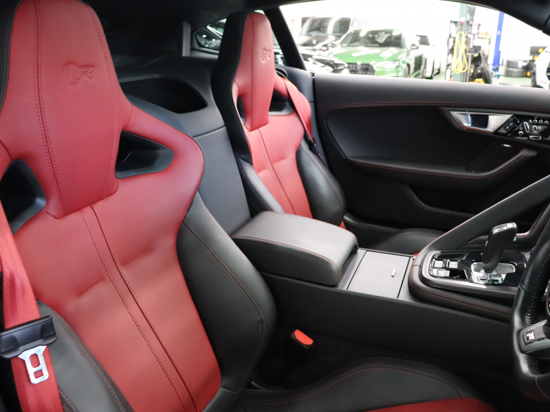 ジャガー Fタイプ Rｸｰﾍﾟ AWD ｴｸｽﾃﾘｱｽﾎﾟｰﾂﾃﾞｻﾞｲﾝﾊﾟｯｸ&ﾌﾞﾗｯｸﾊﾟｯｸ　赤/黒革 ｶﾞﾗｽﾙｰﾌ 純正ﾅﾋﾞ MERIDIANｻﾗｳﾝﾄﾞ F/Bｶﾒﾗ ｶｰﾎﾞﾝｲﾝﾃｱﾘﾄﾘﾑ ｴｸﾞｿﾞｰｽﾄｼｽﾃﾑ ｶｰﾎﾞﾝｾﾗﾐｯｸﾌﾞﾚｰｷ  ｲｴﾛｰｷｬﾘﾊﾟｰ 純正20ｲﾝﾁｽﾄｰﾝAW　2年保証付