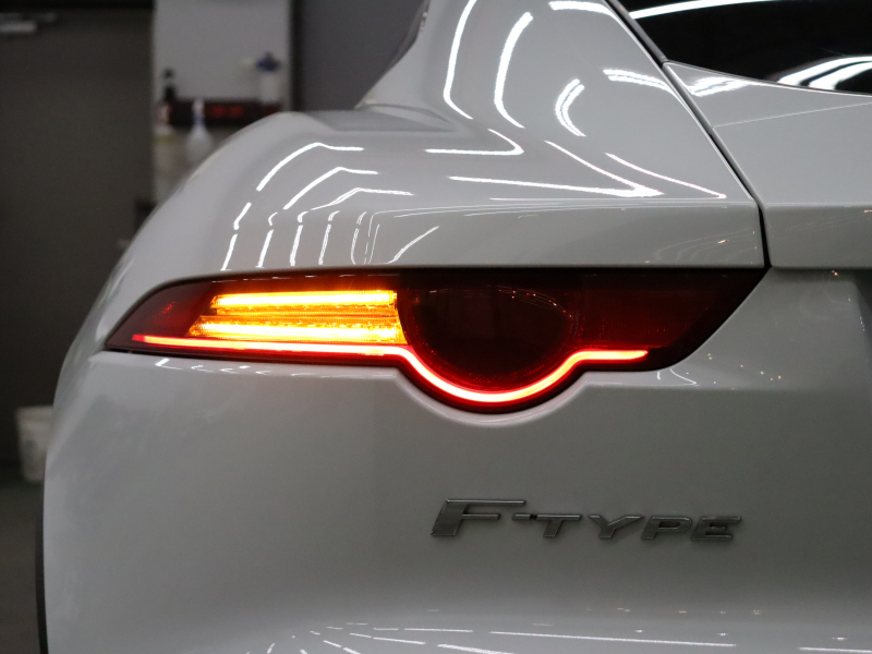 ジャガー Fタイプ Rｸｰﾍﾟ AWD ｴｸｽﾃﾘｱｽﾎﾟｰﾂﾃﾞｻﾞｲﾝﾊﾟｯｸ&ﾌﾞﾗｯｸﾊﾟｯｸ　赤/黒革 ｶﾞﾗｽﾙｰﾌ 純正ﾅﾋﾞ MERIDIANｻﾗｳﾝﾄﾞ F/Bｶﾒﾗ ｶｰﾎﾞﾝｲﾝﾃｱﾘﾄﾘﾑ ｴｸﾞｿﾞｰｽﾄｼｽﾃﾑ ｶｰﾎﾞﾝｾﾗﾐｯｸﾌﾞﾚｰｷ  ｲｴﾛｰｷｬﾘﾊﾟｰ 純正20ｲﾝﾁｽﾄｰﾝAW　2年保証付