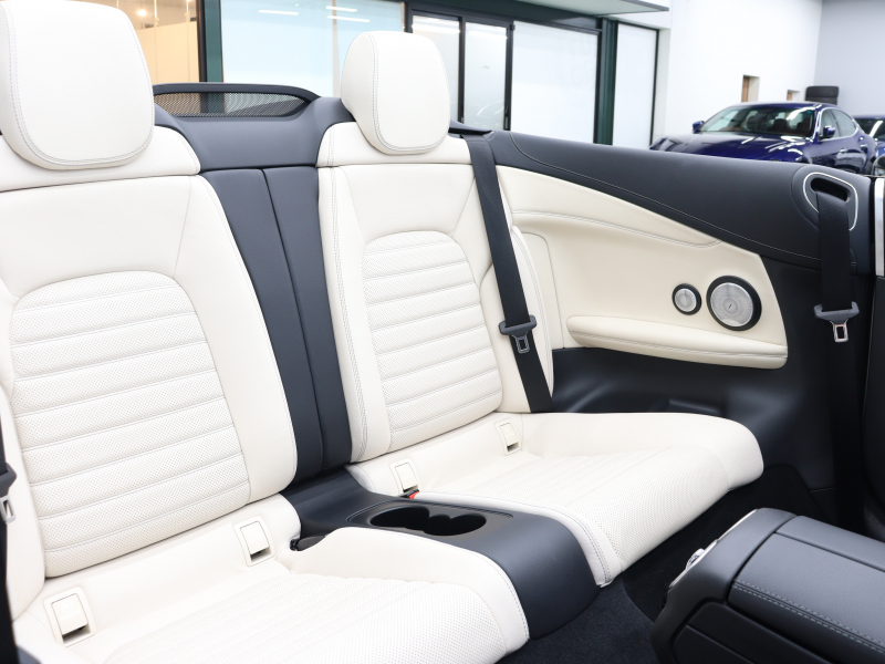 AMG Cクラス C43 4MATIC ｶﾌﾞﾘｵﾚ AMGｱﾄﾞﾊﾞﾝｽﾄﾞ&ﾚｰﾀﾞｰSP　白革 ｴｱｽｶｰﾌ 青幌 純正ﾅﾋﾞTV ﾌﾞﾙﾒｽﾀｰS ﾍｯﾄﾞｱｯﾌﾟD ACC Bluetoothｵｰﾃﾞｨｵ AMGｽﾃｱﾘﾝｸﾞ AMGｴｸﾞｿﾞｰｽﾄｼｽﾃﾑ AMGｴｱﾛ&19ｲﾝﾁAW　2年保証