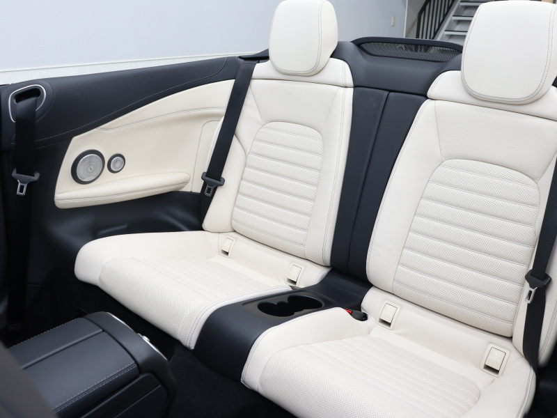 AMG Cクラス C43 4MATIC ｶﾌﾞﾘｵﾚ AMGｱﾄﾞﾊﾞﾝｽﾄﾞ&ﾚｰﾀﾞｰSP　白革 ｴｱｽｶｰﾌ 青幌 純正ﾅﾋﾞTV ﾌﾞﾙﾒｽﾀｰS ﾍｯﾄﾞｱｯﾌﾟD ACC Bluetoothｵｰﾃﾞｨｵ AMGｽﾃｱﾘﾝｸﾞ AMGｴｸﾞｿﾞｰｽﾄｼｽﾃﾑ AMGｴｱﾛ&19ｲﾝﾁAW　2年保証