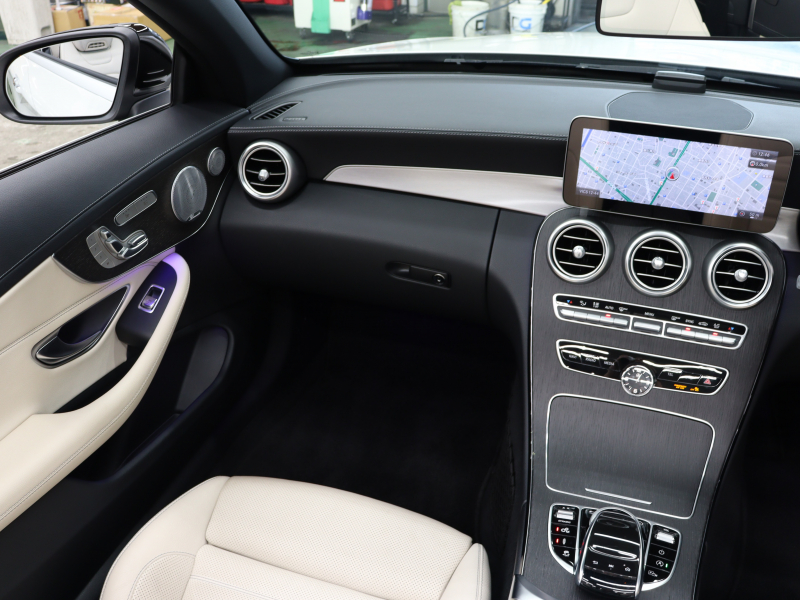 AMG Cクラス C43 4MATIC ｶﾌﾞﾘｵﾚ AMGｱﾄﾞﾊﾞﾝｽﾄﾞ&ﾚｰﾀﾞｰSP　白革 ｴｱｽｶｰﾌ 青幌 純正ﾅﾋﾞTV ﾌﾞﾙﾒｽﾀｰS ﾍｯﾄﾞｱｯﾌﾟD ACC Bluetoothｵｰﾃﾞｨｵ AMGｽﾃｱﾘﾝｸﾞ AMGｴｸﾞｿﾞｰｽﾄｼｽﾃﾑ AMGｴｱﾛ&19ｲﾝﾁAW　2年保証