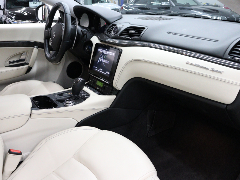 マセラティ グランツーリズモ ｽﾎﾟｰﾂ MCｵｰﾄｼﾌﾄ　後期 白革 ｼｰﾄﾋｰﾀｰ 純正SDﾅﾋﾞ harman/kardon Bluetooth Carplay Bｶﾒﾗ PTS ｽﾎﾟｰﾂPKG ﾚｯﾄﾞｷｬﾘﾊﾟｰ ﾄﾗｲﾃﾞﾝﾄｽﾃｯﾁ MCｽﾎﾟｰﾂﾗｲﾝｶｰﾎﾞﾝﾄﾘﾑ ﾌﾞﾗｯｸｳｨﾝﾄﾞｳﾄﾘﾑ TPMS ETC 純正20ｲﾝﾁAW　2年保証付
