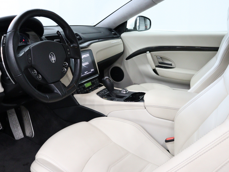 マセラティ グランツーリズモ ｽﾎﾟｰﾂ MCｵｰﾄｼﾌﾄ　後期 白革 ｼｰﾄﾋｰﾀｰ 純正SDﾅﾋﾞ harman/kardon Bluetooth Carplay Bｶﾒﾗ PTS ｽﾎﾟｰﾂPKG ﾚｯﾄﾞｷｬﾘﾊﾟｰ ﾄﾗｲﾃﾞﾝﾄｽﾃｯﾁ MCｽﾎﾟｰﾂﾗｲﾝｶｰﾎﾞﾝﾄﾘﾑ ﾌﾞﾗｯｸｳｨﾝﾄﾞｳﾄﾘﾑ TPMS ETC 純正20ｲﾝﾁAW　2年保証付