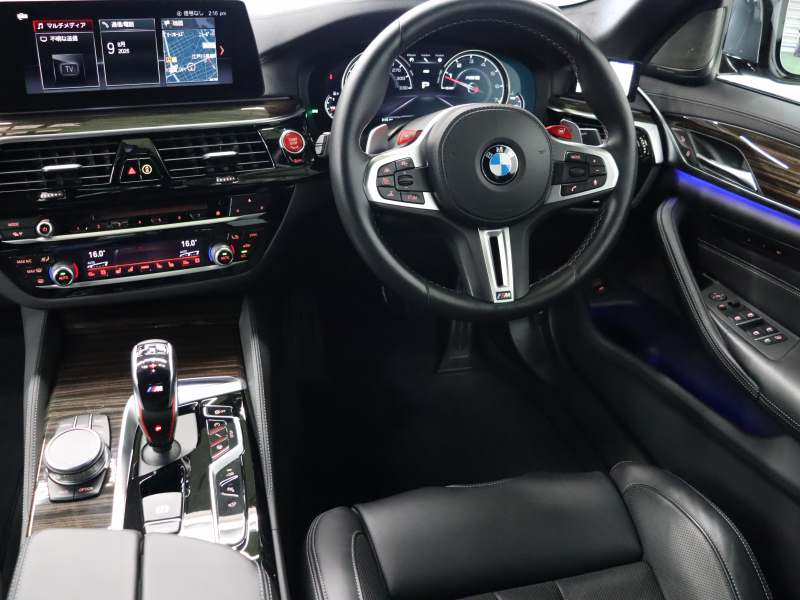 BMW Mシリーズ M5　ｲﾝﾃﾘｼﾞｪﾝﾄｾｰﾌﾃｨ 黒革 ﾍﾞﾝﾁﾚｰﾀｰ ｶｰﾎﾞﾝﾙｰﾌ Idriveﾅﾋﾞ TV 360ｶﾒﾗ harman/kardon ﾜｲﾔﾚｽﾁｬｰｼﾞﾝｸﾞ HUD Mｽﾎﾟｰﾂｽﾃｱﾘﾝｸﾞ Mｴｷｿﾞｰｽﾄｼｽﾃﾑ Mﾏﾙﾁﾌｧﾝｸｼｮﾝｼｰﾄ Mｴｱﾛ&20ｲﾝﾁﾀﾞﾌﾞﾙｽﾎﾟｰｸAW(ｽﾀｲﾘﾝｸﾞ706M)　2年保証