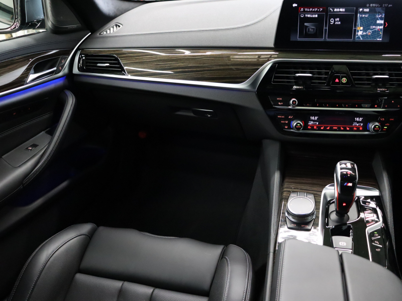 BMW Mシリーズ M5　ｲﾝﾃﾘｼﾞｪﾝﾄｾｰﾌﾃｨ 黒革 ﾍﾞﾝﾁﾚｰﾀｰ ｶｰﾎﾞﾝﾙｰﾌ Idriveﾅﾋﾞ TV 360ｶﾒﾗ harman/kardon ﾜｲﾔﾚｽﾁｬｰｼﾞﾝｸﾞ HUD Mｽﾎﾟｰﾂｽﾃｱﾘﾝｸﾞ Mｴｷｿﾞｰｽﾄｼｽﾃﾑ Mﾏﾙﾁﾌｧﾝｸｼｮﾝｼｰﾄ Mｴｱﾛ&20ｲﾝﾁﾀﾞﾌﾞﾙｽﾎﾟｰｸAW(ｽﾀｲﾘﾝｸﾞ706M)　2年保証