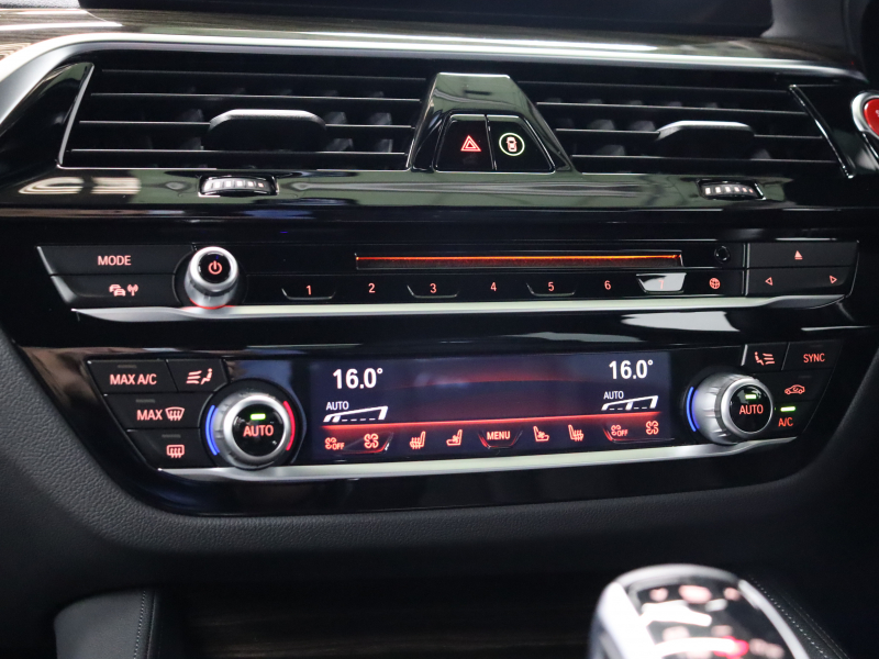 BMW Mシリーズ M5　ｲﾝﾃﾘｼﾞｪﾝﾄｾｰﾌﾃｨ 黒革 ﾍﾞﾝﾁﾚｰﾀｰ ｶｰﾎﾞﾝﾙｰﾌ Idriveﾅﾋﾞ TV 360ｶﾒﾗ harman/kardon ﾜｲﾔﾚｽﾁｬｰｼﾞﾝｸﾞ HUD Mｽﾎﾟｰﾂｽﾃｱﾘﾝｸﾞ Mｴｷｿﾞｰｽﾄｼｽﾃﾑ Mﾏﾙﾁﾌｧﾝｸｼｮﾝｼｰﾄ Mｴｱﾛ&20ｲﾝﾁﾀﾞﾌﾞﾙｽﾎﾟｰｸAW(ｽﾀｲﾘﾝｸﾞ706M)　2年保証