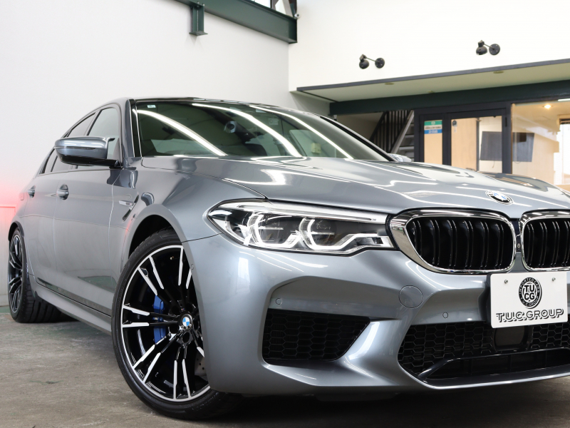 BMW Mシリーズ M5　ｲﾝﾃﾘｼﾞｪﾝﾄｾｰﾌﾃｨ 黒革 ﾍﾞﾝﾁﾚｰﾀｰ ｶｰﾎﾞﾝﾙｰﾌ Idriveﾅﾋﾞ TV 360ｶﾒﾗ harman/kardon ﾜｲﾔﾚｽﾁｬｰｼﾞﾝｸﾞ HUD Mｽﾎﾟｰﾂｽﾃｱﾘﾝｸﾞ Mｴｷｿﾞｰｽﾄｼｽﾃﾑ Mﾏﾙﾁﾌｧﾝｸｼｮﾝｼｰﾄ Mｴｱﾛ&20ｲﾝﾁﾀﾞﾌﾞﾙｽﾎﾟｰｸAW(ｽﾀｲﾘﾝｸﾞ706M)　2年保証