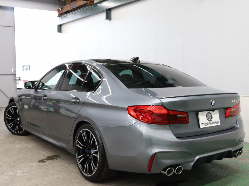 BMW Mシリーズ M5　ｲﾝﾃﾘｼﾞｪﾝﾄｾｰﾌﾃｨ 黒革 ﾍﾞﾝﾁﾚｰﾀｰ ｶｰﾎﾞﾝﾙｰﾌ Idriveﾅﾋﾞ TV 360ｶﾒﾗ harman/kardon ﾜｲﾔﾚｽﾁｬｰｼﾞﾝｸﾞ HUD Mｽﾎﾟｰﾂｽﾃｱﾘﾝｸﾞ Mｴｷｿﾞｰｽﾄｼｽﾃﾑ Mﾏﾙﾁﾌｧﾝｸｼｮﾝｼｰﾄ Mｴｱﾛ&20ｲﾝﾁﾀﾞﾌﾞﾙｽﾎﾟｰｸAW(ｽﾀｲﾘﾝｸﾞ706M)　2年保証