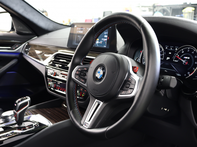 BMW Mシリーズ M5　ｲﾝﾃﾘｼﾞｪﾝﾄｾｰﾌﾃｨ 黒革 ﾍﾞﾝﾁﾚｰﾀｰ ｶｰﾎﾞﾝﾙｰﾌ Idriveﾅﾋﾞ TV 360ｶﾒﾗ harman/kardon ﾜｲﾔﾚｽﾁｬｰｼﾞﾝｸﾞ HUD Mｽﾎﾟｰﾂｽﾃｱﾘﾝｸﾞ Mｴｷｿﾞｰｽﾄｼｽﾃﾑ Mﾏﾙﾁﾌｧﾝｸｼｮﾝｼｰﾄ Mｴｱﾛ&20ｲﾝﾁﾀﾞﾌﾞﾙｽﾎﾟｰｸAW(ｽﾀｲﾘﾝｸﾞ706M)　2年保証