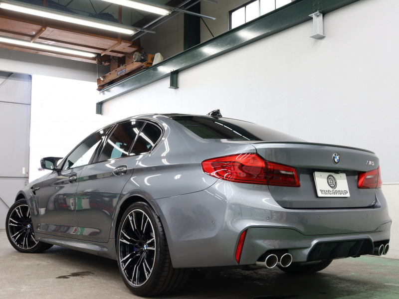 BMW Mシリーズ M5　ｲﾝﾃﾘｼﾞｪﾝﾄｾｰﾌﾃｨ 黒革 ﾍﾞﾝﾁﾚｰﾀｰ ｶｰﾎﾞﾝﾙｰﾌ Idriveﾅﾋﾞ TV 360ｶﾒﾗ harman/kardon ﾜｲﾔﾚｽﾁｬｰｼﾞﾝｸﾞ HUD Mｽﾎﾟｰﾂｽﾃｱﾘﾝｸﾞ Mｴｷｿﾞｰｽﾄｼｽﾃﾑ Mﾏﾙﾁﾌｧﾝｸｼｮﾝｼｰﾄ Mｴｱﾛ&20ｲﾝﾁﾀﾞﾌﾞﾙｽﾎﾟｰｸAW(ｽﾀｲﾘﾝｸﾞ706M)　2年保証