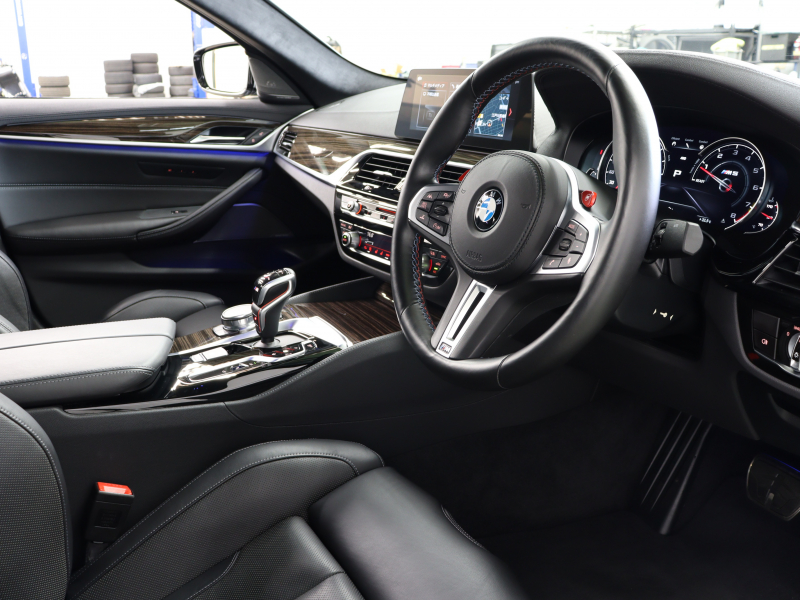 BMW Mシリーズ M5　ｲﾝﾃﾘｼﾞｪﾝﾄｾｰﾌﾃｨ 黒革 ﾍﾞﾝﾁﾚｰﾀｰ ｶｰﾎﾞﾝﾙｰﾌ Idriveﾅﾋﾞ TV 360ｶﾒﾗ harman/kardon ﾜｲﾔﾚｽﾁｬｰｼﾞﾝｸﾞ HUD Mｽﾎﾟｰﾂｽﾃｱﾘﾝｸﾞ Mｴｷｿﾞｰｽﾄｼｽﾃﾑ Mﾏﾙﾁﾌｧﾝｸｼｮﾝｼｰﾄ Mｴｱﾛ&20ｲﾝﾁﾀﾞﾌﾞﾙｽﾎﾟｰｸAW(ｽﾀｲﾘﾝｸﾞ706M)　2年保証