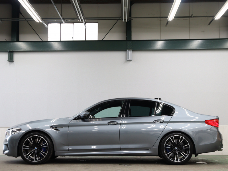 BMW Mシリーズ M5　ｲﾝﾃﾘｼﾞｪﾝﾄｾｰﾌﾃｨ 黒革 ﾍﾞﾝﾁﾚｰﾀｰ ｶｰﾎﾞﾝﾙｰﾌ Idriveﾅﾋﾞ TV 360ｶﾒﾗ harman/kardon ﾜｲﾔﾚｽﾁｬｰｼﾞﾝｸﾞ HUD Mｽﾎﾟｰﾂｽﾃｱﾘﾝｸﾞ Mｴｷｿﾞｰｽﾄｼｽﾃﾑ Mﾏﾙﾁﾌｧﾝｸｼｮﾝｼｰﾄ Mｴｱﾛ&20ｲﾝﾁﾀﾞﾌﾞﾙｽﾎﾟｰｸAW(ｽﾀｲﾘﾝｸﾞ706M)　2年保証