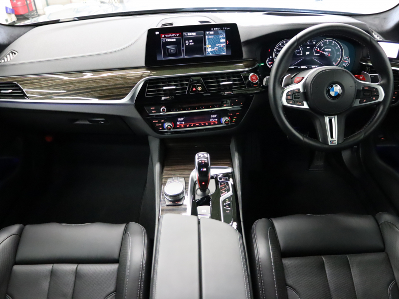 BMW Mシリーズ M5　ｲﾝﾃﾘｼﾞｪﾝﾄｾｰﾌﾃｨ 黒革 ﾍﾞﾝﾁﾚｰﾀｰ ｶｰﾎﾞﾝﾙｰﾌ Idriveﾅﾋﾞ TV 360ｶﾒﾗ harman/kardon ﾜｲﾔﾚｽﾁｬｰｼﾞﾝｸﾞ HUD Mｽﾎﾟｰﾂｽﾃｱﾘﾝｸﾞ Mｴｷｿﾞｰｽﾄｼｽﾃﾑ Mﾏﾙﾁﾌｧﾝｸｼｮﾝｼｰﾄ Mｴｱﾛ&20ｲﾝﾁﾀﾞﾌﾞﾙｽﾎﾟｰｸAW(ｽﾀｲﾘﾝｸﾞ706M)　2年保証