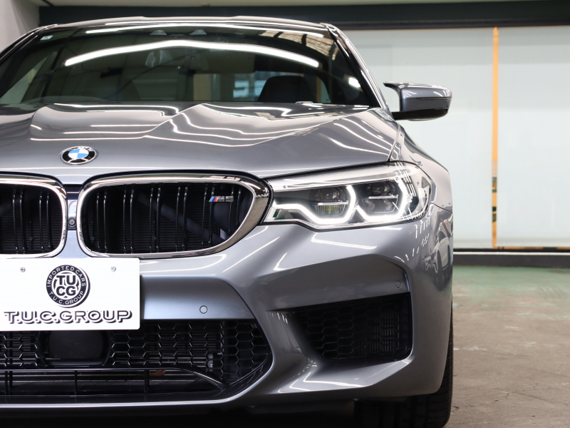 BMW Mシリーズ M5　ｲﾝﾃﾘｼﾞｪﾝﾄｾｰﾌﾃｨ 黒革 ﾍﾞﾝﾁﾚｰﾀｰ ｶｰﾎﾞﾝﾙｰﾌ Idriveﾅﾋﾞ TV 360ｶﾒﾗ harman/kardon ﾜｲﾔﾚｽﾁｬｰｼﾞﾝｸﾞ HUD Mｽﾎﾟｰﾂｽﾃｱﾘﾝｸﾞ Mｴｷｿﾞｰｽﾄｼｽﾃﾑ Mﾏﾙﾁﾌｧﾝｸｼｮﾝｼｰﾄ Mｴｱﾛ&20ｲﾝﾁﾀﾞﾌﾞﾙｽﾎﾟｰｸAW(ｽﾀｲﾘﾝｸﾞ706M)　2年保証