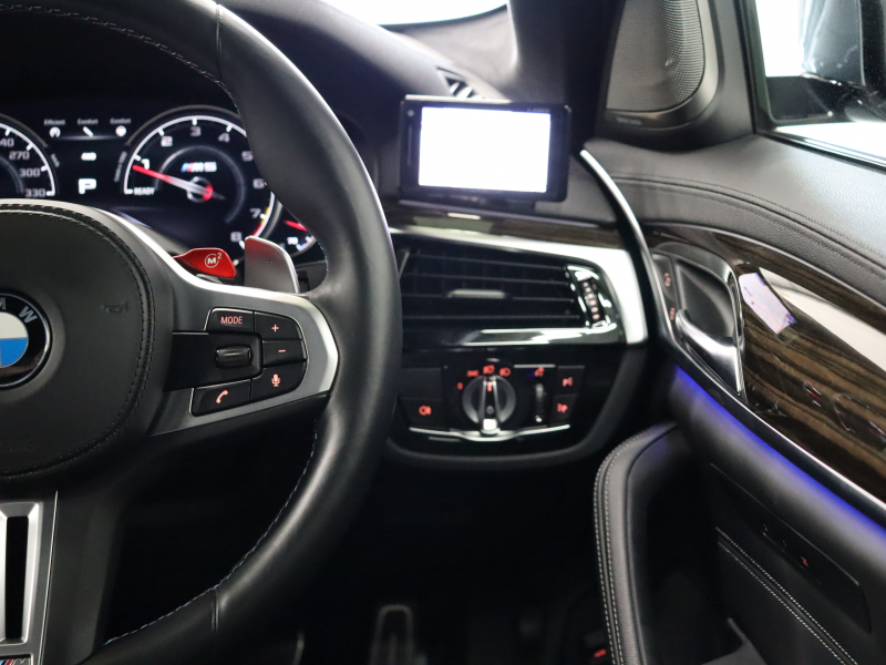 BMW Mシリーズ M5　ｲﾝﾃﾘｼﾞｪﾝﾄｾｰﾌﾃｨ 黒革 ﾍﾞﾝﾁﾚｰﾀｰ ｶｰﾎﾞﾝﾙｰﾌ Idriveﾅﾋﾞ TV 360ｶﾒﾗ harman/kardon ﾜｲﾔﾚｽﾁｬｰｼﾞﾝｸﾞ HUD Mｽﾎﾟｰﾂｽﾃｱﾘﾝｸﾞ Mｴｷｿﾞｰｽﾄｼｽﾃﾑ Mﾏﾙﾁﾌｧﾝｸｼｮﾝｼｰﾄ Mｴｱﾛ&20ｲﾝﾁﾀﾞﾌﾞﾙｽﾎﾟｰｸAW(ｽﾀｲﾘﾝｸﾞ706M)　2年保証