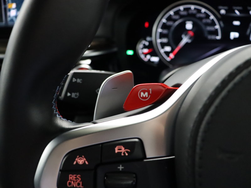 BMW Mシリーズ M5　ｲﾝﾃﾘｼﾞｪﾝﾄｾｰﾌﾃｨ 黒革 ﾍﾞﾝﾁﾚｰﾀｰ ｶｰﾎﾞﾝﾙｰﾌ Idriveﾅﾋﾞ TV 360ｶﾒﾗ harman/kardon ﾜｲﾔﾚｽﾁｬｰｼﾞﾝｸﾞ HUD Mｽﾎﾟｰﾂｽﾃｱﾘﾝｸﾞ Mｴｷｿﾞｰｽﾄｼｽﾃﾑ Mﾏﾙﾁﾌｧﾝｸｼｮﾝｼｰﾄ Mｴｱﾛ&20ｲﾝﾁﾀﾞﾌﾞﾙｽﾎﾟｰｸAW(ｽﾀｲﾘﾝｸﾞ706M)　2年保証
