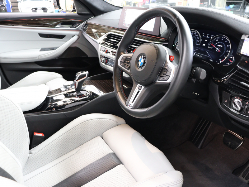 BMW Mシリーズ M5 ﾍﾞｰｽｸﾞﾚｰﾄﾞ ｺﾝﾌｫｰﾄPKG ﾌﾙﾚｻﾞｰﾒﾘﾉｲﾝﾃﾘｱ　ACC ｺﾝﾌｫｰﾄA ｲﾝﾃﾘｼﾞｪﾝﾄS 白/黒革 ﾍﾞﾝﾁﾚｰﾀｰ ｱﾙｶﾝﾀﾗﾙｰﾌ 純正ﾅﾋﾞTV harman/kardon 360ｶﾒﾗ HUD Mｴｷｿﾞｰｽﾄ Mﾏﾙﾁﾌｧﾝｸｼｮﾝｼｰﾄ 純正ｴｱﾛ&20ｲﾝﾁAW　2年保証