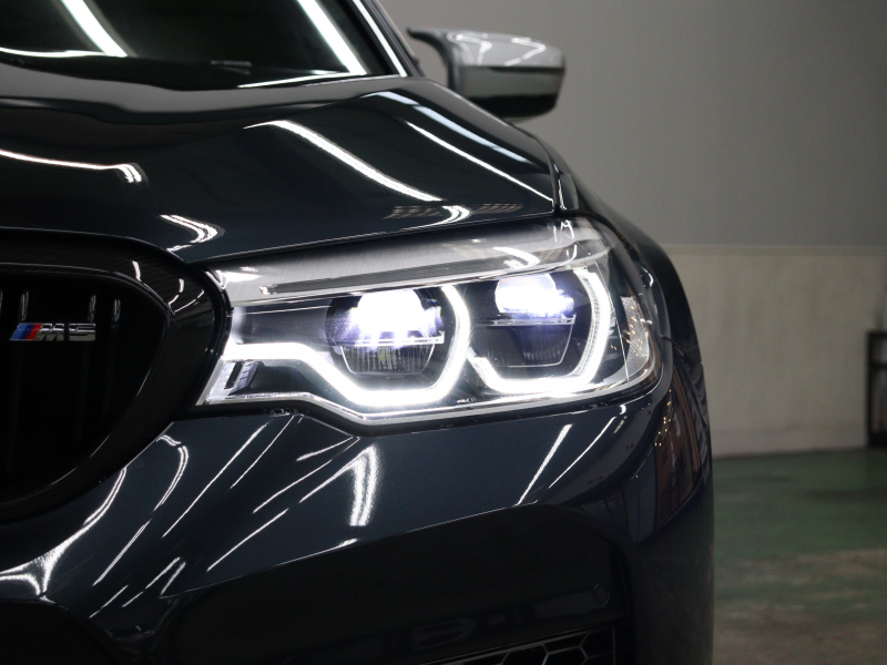 BMW Mシリーズ M5 ﾍﾞｰｽｸﾞﾚｰﾄﾞ ｺﾝﾌｫｰﾄPKG ﾌﾙﾚｻﾞｰﾒﾘﾉｲﾝﾃﾘｱ　ACC ｺﾝﾌｫｰﾄA ｲﾝﾃﾘｼﾞｪﾝﾄS 白/黒革 ﾍﾞﾝﾁﾚｰﾀｰ ｱﾙｶﾝﾀﾗﾙｰﾌ 純正ﾅﾋﾞTV harman/kardon 360ｶﾒﾗ HUD Mｴｷｿﾞｰｽﾄ Mﾏﾙﾁﾌｧﾝｸｼｮﾝｼｰﾄ 純正ｴｱﾛ&20ｲﾝﾁAW　2年保証