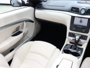 マセラティ グランカブリオ ｽﾎﾟｰﾂ MCｵｰﾄｼﾌﾄ　EBM 右H ﾍﾞｰｼﾞｭ革 ｼｰﾄﾋｰﾀｰ SDﾅﾋﾞ BOSEｻｳﾝﾄﾞ 地ﾃﾞｼﾞ Bｶﾒﾗ ｸﾘｼﾞｵﾀﾞｰｸｸﾛｰﾑｲﾝﾃﾘｱ MCﾃﾞｻﾞｲﾝ20AW　2年保証付