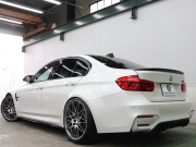 BMW Mシリーズ M3 ｺﾝﾍﾟﾃｨｼｮﾝ　後期LCI LCW ｲﾝﾃﾘｼﾞｪﾝﾄS ｺﾝﾌｫA 黒革 ｶｰﾎﾞﾝR IdriveﾅﾋﾞTV harman/Kardon HUD Bｶﾒﾗ ｶｰﾎﾞﾝｲﾝﾃﾘｱ Mｻｽﾍﾟﾝｼｮﾝ 専用ｴｱﾛ&20AW(ｽﾀｲﾘﾝｸﾞ666M) ｵﾌﾟｼｮﾝｶﾗｰ　2年保証付