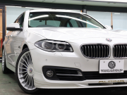 アルピナ D5 ﾀｰﾎﾞﾘﾑｼﾞﾝ　LCIﾓﾃﾞﾙ 白革 ｻﾝﾙｰﾌ 純正ﾅﾋﾞ BTｵｰﾃﾞｨｵ harman/kardon Bｶﾒﾗ ﾐﾙﾃｳｯﾄﾞｲﾝﾃﾘｱ ｱﾀﾞﾌﾟﾃｨﾌﾞLEDﾍｯﾄﾞﾗｲﾄ  20ｲﾝﾁｸﾗｼｯｸAW 有償色　2年保証付