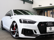 アウディ RS5 ｽﾎﾟｰﾂﾊﾞｯｸ ｸﾜﾄﾛ RSﾃﾞｻﾞｲﾝ&ｶｰﾎﾞﾝｽﾀｲﾘﾝｸﾞ&ｱｼｽﾀﾝｽPKG　ACC ｻｲﾄﾞA ADVｷｰ 黒革 ﾊﾟﾉﾗﾏSR MMIﾅﾋﾞ B&Oｻｳﾝﾄﾞ ﾏﾄﾘｯｸｽLED ﾊﾞｰﾁｬﾙｺｸﾋﾟｯﾄ  ｱﾙｶﾝﾀｰﾗｽﾃｱ RSｽﾎﾟｰﾂEX 20AW　2年保証