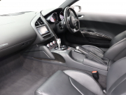 アウディ R8 4.2FSI ｸﾜﾄﾛ ｴｸｽｸﾙｰｼﾌﾞ&ﾚｻﾞｰPKG　後期ﾓﾃﾞﾙ 黒革 純正ﾅﾋﾞTV Bｶﾒﾗ Bluetooth ｶｰﾎﾞﾝﾃﾞｺﾗﾃｨﾌﾞﾊﾟﾈﾙ ｶｰﾎﾞﾝｼｸﾞﾏｻｲﾄﾞﾌﾞﾚｰｷ ｶｰﾎﾞﾝﾄﾞｱﾐﾗｰﾊｳｼﾞﾝｸﾞ LEDﾍｯﾄﾞﾗｲﾄ PTS ｸﾙｺﾝ 可変ﾊﾞﾙﾌﾞ 19ｲﾝﾁ5ｽﾎﾟｰｸAW(ﾁﾀﾝﾙｯｸ)