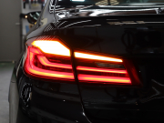 BMW Mシリーズ M5　ｲﾝﾃﾘｼﾞｪﾝﾄｾｰﾌﾃｨ 茶/黒革 ﾍﾞﾝﾁﾚｰﾀｰ ｶｰﾎﾞﾝﾙｰﾌ Idriveﾅﾋﾞ TV 360ｶﾒﾗ harman/kardon ﾜｲﾔﾚｽﾁｬｰｼﾞﾝｸﾞ HUD Mｽﾎﾟｰﾂｽﾃｱﾘﾝｸﾞ Mｴｷｿﾞｰｽﾄｼｽﾃﾑ Mﾏﾙﾁﾌｧﾝｸｼｮﾝｼｰﾄ Mｴｱﾛ&20ｲﾝﾁﾀﾞﾌﾞﾙｽﾎﾟｰｸAW(ｽﾀｲﾘﾝｸﾞ706M)　2年保証