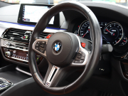 BMW Mシリーズ M5　ｲﾝﾃﾘｼﾞｪﾝﾄｾｰﾌﾃｨ 茶/黒革 ﾍﾞﾝﾁﾚｰﾀｰ ｶｰﾎﾞﾝﾙｰﾌ Idriveﾅﾋﾞ TV 360ｶﾒﾗ harman/kardon ﾜｲﾔﾚｽﾁｬｰｼﾞﾝｸﾞ HUD Mｽﾎﾟｰﾂｽﾃｱﾘﾝｸﾞ Mｴｷｿﾞｰｽﾄｼｽﾃﾑ Mﾏﾙﾁﾌｧﾝｸｼｮﾝｼｰﾄ Mｴｱﾛ&20ｲﾝﾁﾀﾞﾌﾞﾙｽﾎﾟｰｸAW(ｽﾀｲﾘﾝｸﾞ706M)　2年保証