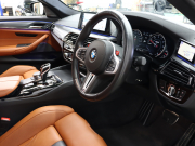 BMW Mシリーズ M5　ｲﾝﾃﾘｼﾞｪﾝﾄｾｰﾌﾃｨ 茶/黒革 ﾍﾞﾝﾁﾚｰﾀｰ ｶｰﾎﾞﾝﾙｰﾌ Idriveﾅﾋﾞ TV 360ｶﾒﾗ harman/kardon ﾜｲﾔﾚｽﾁｬｰｼﾞﾝｸﾞ HUD Mｽﾎﾟｰﾂｽﾃｱﾘﾝｸﾞ Mｴｷｿﾞｰｽﾄｼｽﾃﾑ Mﾏﾙﾁﾌｧﾝｸｼｮﾝｼｰﾄ Mｴｱﾛ&20ｲﾝﾁﾀﾞﾌﾞﾙｽﾎﾟｰｸAW(ｽﾀｲﾘﾝｸﾞ706M)　2年保証